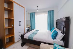מיטה או מיטות בחדר ב-Dhahabu private Apartment