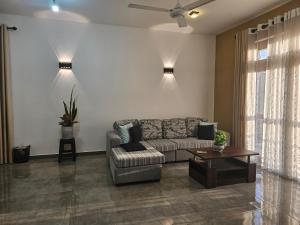 Posezení v ubytování Lakeview Apartment with Modern Interior and Facilities