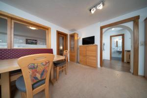 Μια τηλεόραση ή/και κέντρο ψυχαγωγίας στο Ferienhaus2-Sölden mit Summercard