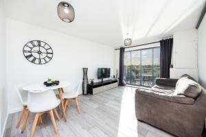 a living room with a couch and a table at Stunning 2 Bed Flat With City Views in Barking