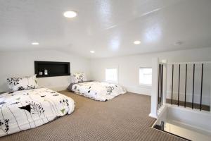 um quarto com 2 camas e uma televisão de ecrã plano em Tiny House #4 em Orderville