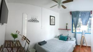 a bedroom with a bed and a ceiling fan at Oasis Airport in Mexico City