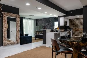 Кухня или мини-кухня в MIAMI WOOD APART HOTEL NEW 2024 - PRIVATE TERRACE - free GARAGE - Beach 5 min
