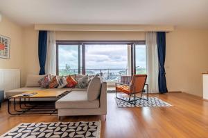 Posezení v ubytování Duplex with Stunning Sea View, 3BR, 2BA