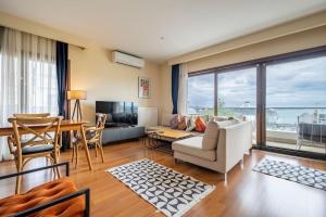 Posezení v ubytování Duplex with Stunning Sea View, 3BR, 2BA