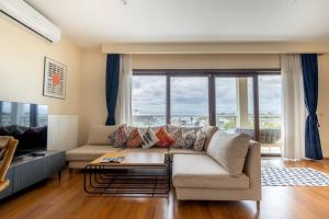 Posezení v ubytování Duplex with Stunning Sea View, 3BR, 2BA