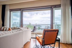 Posezení v ubytování Duplex with Stunning Sea View, 3BR, 2BA
