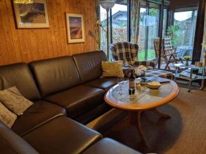 GroßwürdenにあるEul F5 with winter gardenの革張りのソファとテーブルのあるリビングルーム