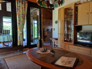 GroßwürdenにあるEul F5 with winter gardenのテーブルとテレビのあるリビングルーム +22枚の写真