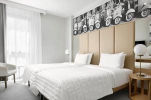 Postel nebo postele na pokoji v ubytování Le Meridien Visconti Rome