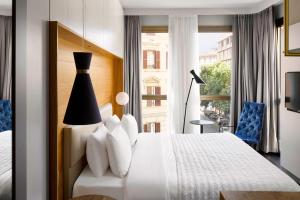 Postel nebo postele na pokoji v ubytování Le Meridien Visconti Rome