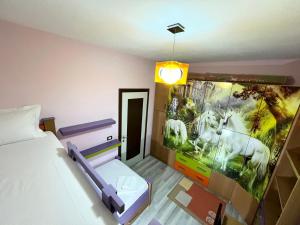 Postel nebo postele na pokoji v ubytování Downtown Apartment