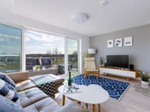 un soggiorno con un divano e un tavolo di An-der-Ostsee-17 Comfortable holiday residence a Kappeln