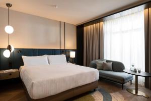 Postel nebo postele na pokoji v ubytování Luxembourg Marriott Hotel Alfa + 11 fotografií
