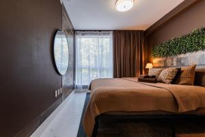 Кровать или кровати в номере MIAMI WOOD APART HOTEL NEW 2024 - PRIVATE TERRACE - free GARAGE - Beach 5 min +63 фотографии