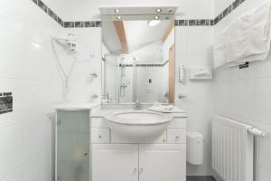 Ένα μπάνιο στο Ferienhaus2-Sölden mit Summercard +38 φωτογραφίες