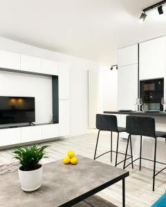 a living room with a table and a kitchen at City Vibe Apartments in Someşeni