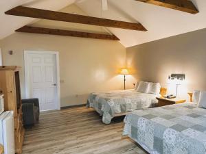 Habitación de hotel con 2 camas y puerta blanca en Spruce Lane Lodge and Cottages, en Smoketown