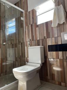 e bagno con servizi igienici, doccia e finestra. di CASA NA PRAIA DA PIPA-RN a Pipa
