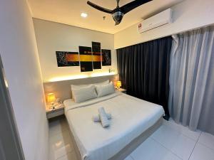 Una cama o camas en una habitación de Summer Suites KLCC by STAR