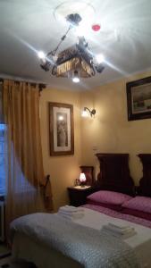 1 Schlafzimmer mit 2 Betten und einer Decke in der Unterkunft Villa Fiorita in Monfalcone
