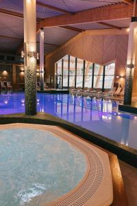 Bazén v ubytování Mała Osada domki z jacuzzi przy gondoli nebo v jeho okolí