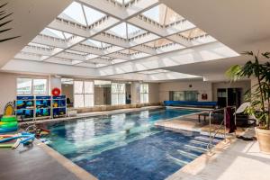 巴鲁埃里Flat com lazer, Wi-Fi e otima localizacao的大型游泳池设有大型天花板