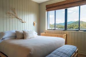 Postel nebo postele na pokoji v ubytování Bluebird Lake Placid