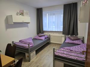 Postel nebo postele na pokoji v ubytování Big City Apartment Krefeld with Balcony