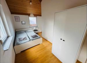 Un dormitorio pequeño con una cama y una ventana. en Einfamilienhaus im 5Seen-Land, en Wörthsee