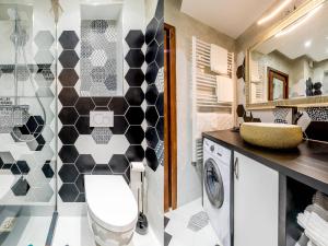a bathroom with a toilet and a sink at City Vibe Apartments in Someşeni