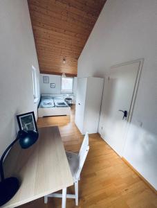 Habitación con escritorio y habitación con cama en Einfamilienhaus im 5Seen-Land, en Wörthsee