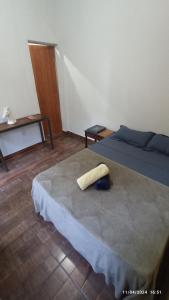 ein Schlafzimmer mit einem Bett, auf dem ein Handtuch liegt in der Unterkunft Escalarte - Gruta da Lapinha in Lagoa Santa