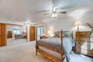 ein Schlafzimmer mit einem Bett und einem Deckenventilator in der Unterkunft Close to Wine Trail Home with Deck Near Applegate in Grants Pass