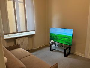 TV a/nebo společenská místnost v ubytování Foresteria Anguissola Rooms