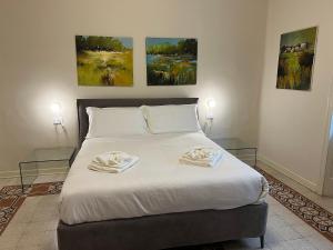 Postel nebo postele na pokoji v ubytování Foresteria Anguissola Rooms