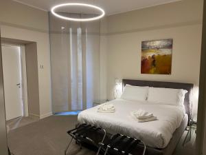 Postel nebo postele na pokoji v ubytování Foresteria Anguissola Rooms