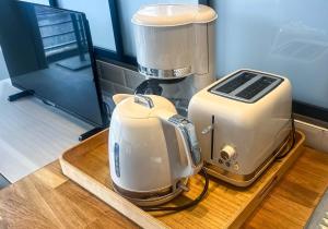 Η κουζίνα ή μικρή κουζίνα στο Au Petit Vélo - Parking & Balcon Vienne