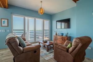Televisyen dan/atau pusat hiburan di Penthouse & 2nd Floor House at The Lor-E-Lei House
