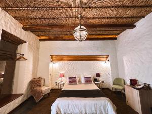 Un dormitorio con una cama grande en una habitación. en On Hotel Boutique, en Sucre