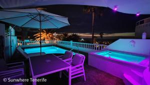 Bazén v ubytování Sunset Suite - private pool and jacuzzi with oceanview nebo v jeho okolí