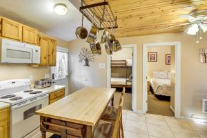 Η κουζίνα ή μικρή κουζίνα στο 4 Mi to Rainbow Lake! Cozy Forest-View Gem with Deck