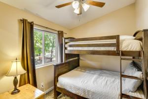 Ένα ή περισσότερα κρεβάτια σε δωμάτιο στο 4 Mi to Rainbow Lake! Cozy Forest-View Gem with Deck