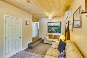 Μια τηλεόραση ή/και κέντρο ψυχαγωγίας στο 4 Mi to Rainbow Lake! Cozy Forest-View Gem with Deck