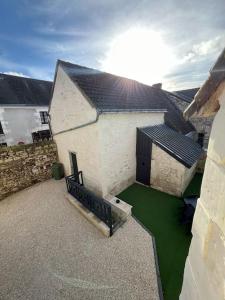 einen Blick über ein Gebäude mit grünem Boden in der Unterkunft Charmante maison de bourg cosy accès wifi in Sepmes