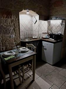 une petite cuisine avec une table et un évier dans l'établissement BELOVED luxury room, à Corato 17 autres photos