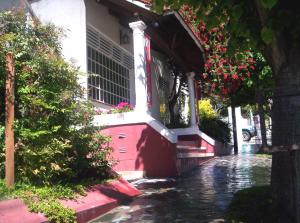 una casa con una puerta roja en una calle en El Mirador de Tandil en Tandil