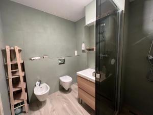 a bathroom with a toilet and a sink and a shower at City Vibe Apartments in Someşeni