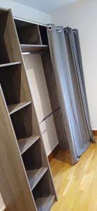 un placard vide avec un rideau dans l'établissement St Dié Central, à Saint-Dié-des-Vosges