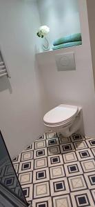 - une salle de bains avec toilettes dans une chambre blanche dans l'établissement St Dié Central, à Saint-Dié-des-Vosges 3 autres photos